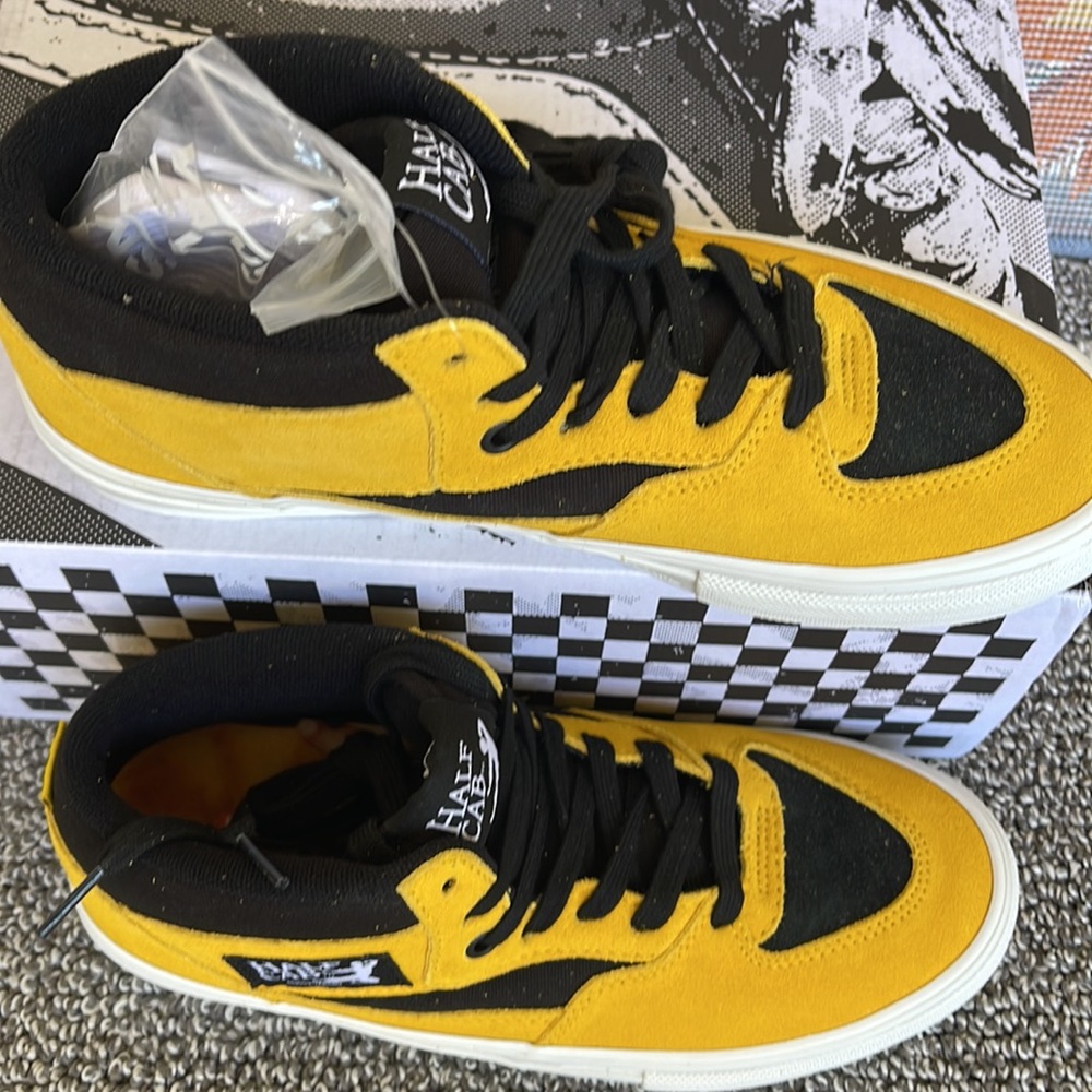 Vans • WMNS Skate Half Cab
Bruce Lee Black/Yellow
VN0A5FCDY23
Sneakers - Picture 4 of 16